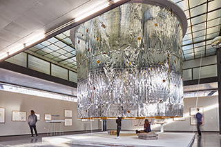 DIFFUSER
6 m Durchmesser 6 m Höhe 2019
Hängende Konstruktion für den Mannheimer Kunstverein aus Holz Rettungsfolie und Seil
Ausstellungsansicht
© Kunstverein Mannheim 2019 Foto: Eduardo Perez
DIFFUSER
6 m Durchmesser 6 m Höhe 2019
Hängende Konstruktion für den Mannheimer Kunstverein aus Holz Rettungsfolie und Seil
Ausstellungsansicht
© Kunstverein Mannheim 2019 Foto: Eduardo Perez